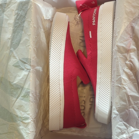 Cariuma (Pantone Slip-On Red) 6W - Picture 5 of 6